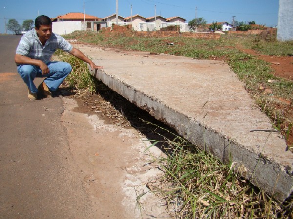 Reinaldinho vai pedir solução para galeria pluvial que desemboca em via pública